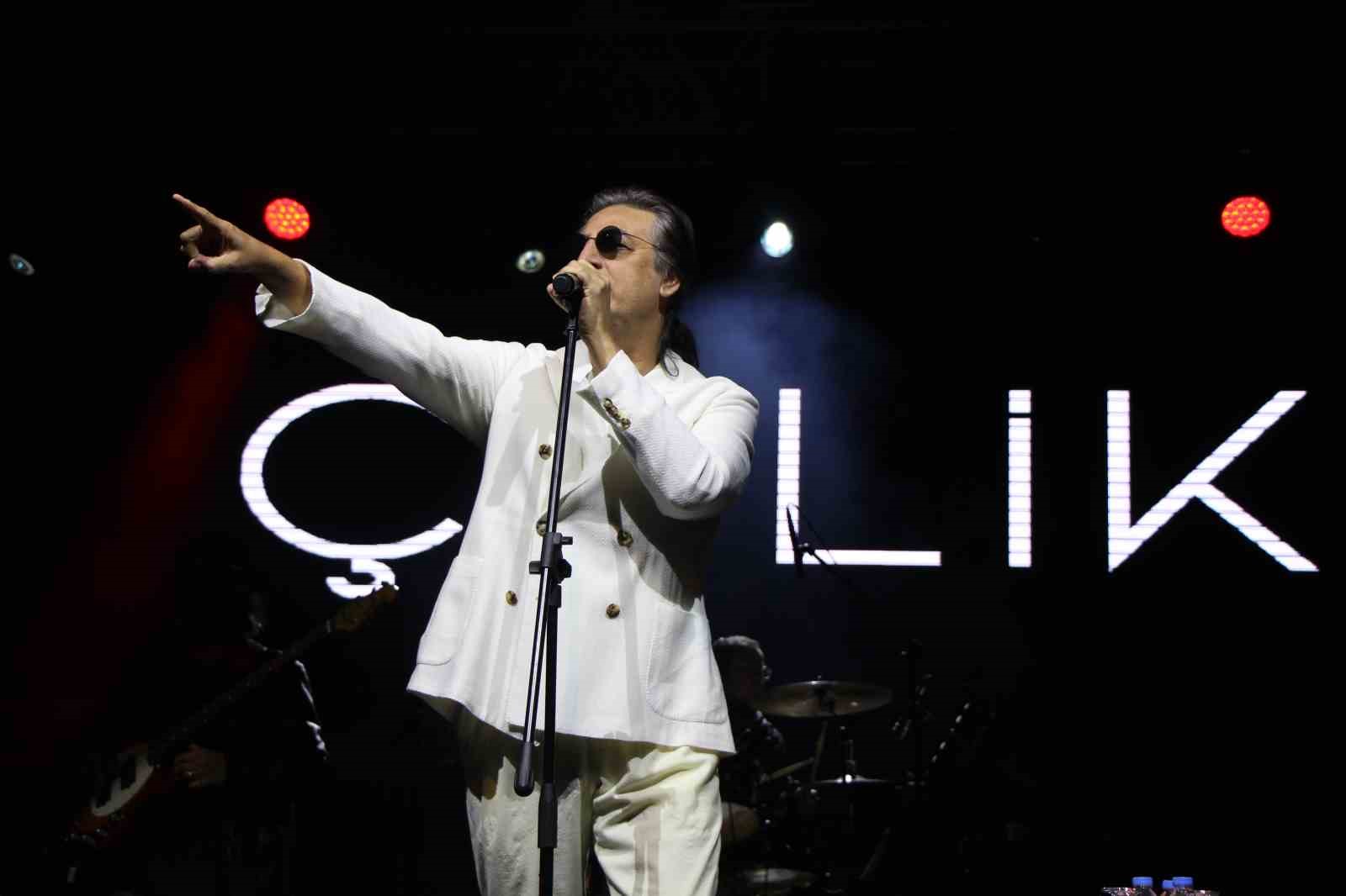 unlu sarkici celik amasya konserinde mahalle muhtariyla sahnede oynadi 4 Y8VPaYMw