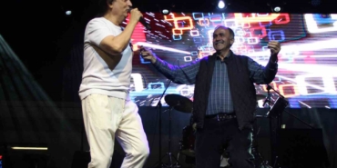 unlu-sarkici-celik-amasya-konserinde-mahalle-muhtariyla-sahnede-oynadi-4VDWnuVn.jpg