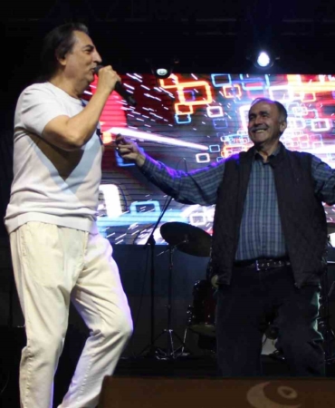 unlu-sarkici-celik-amasya-konserinde-mahalle-muhtariyla-sahnede-oynadi-4VDWnuVn.jpg