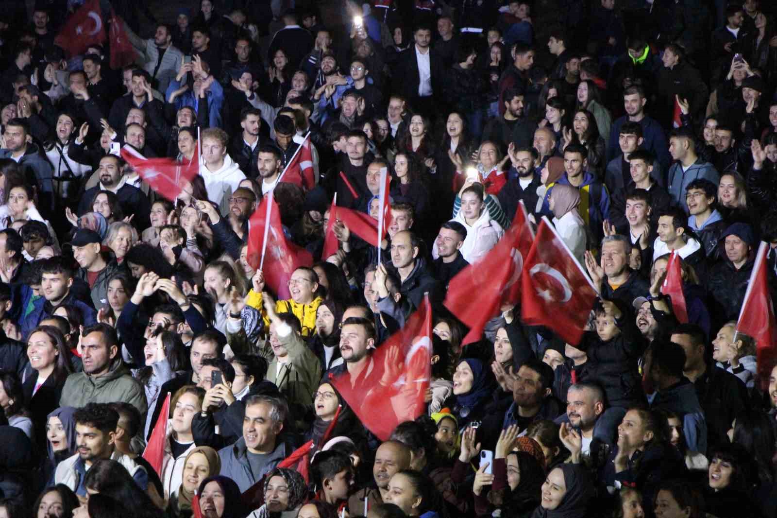 unlu sarkici celik amasya konserinde mahalle muhtariyla sahnede oynadi 5 nguahjGM