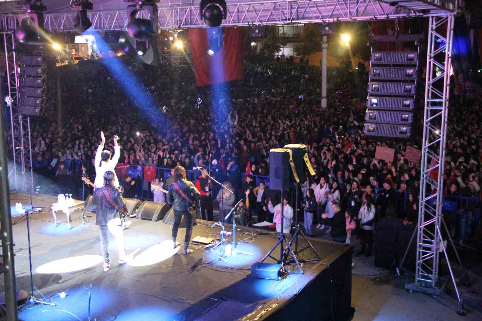 unlu sarkici celik amasya konserinde mahalle muhtariyla sahnede oynadi 6 Jdhr66w6