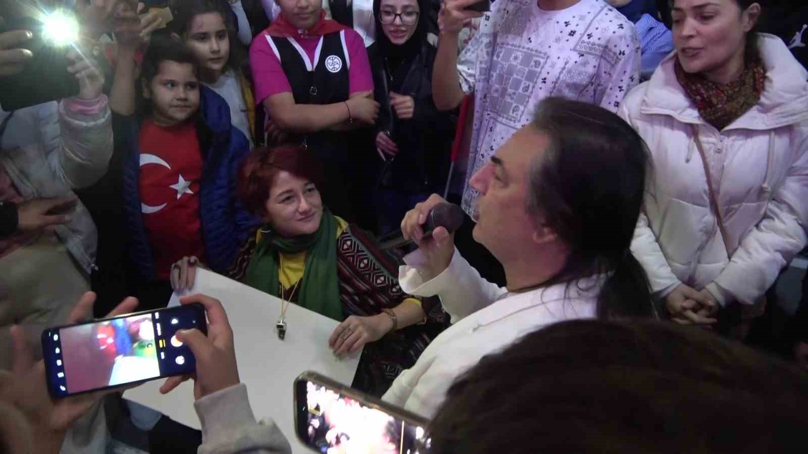 unlu sarkici celik amasya konserinde mahalle muhtariyla sahnede oynadi 7 m1ENA49f