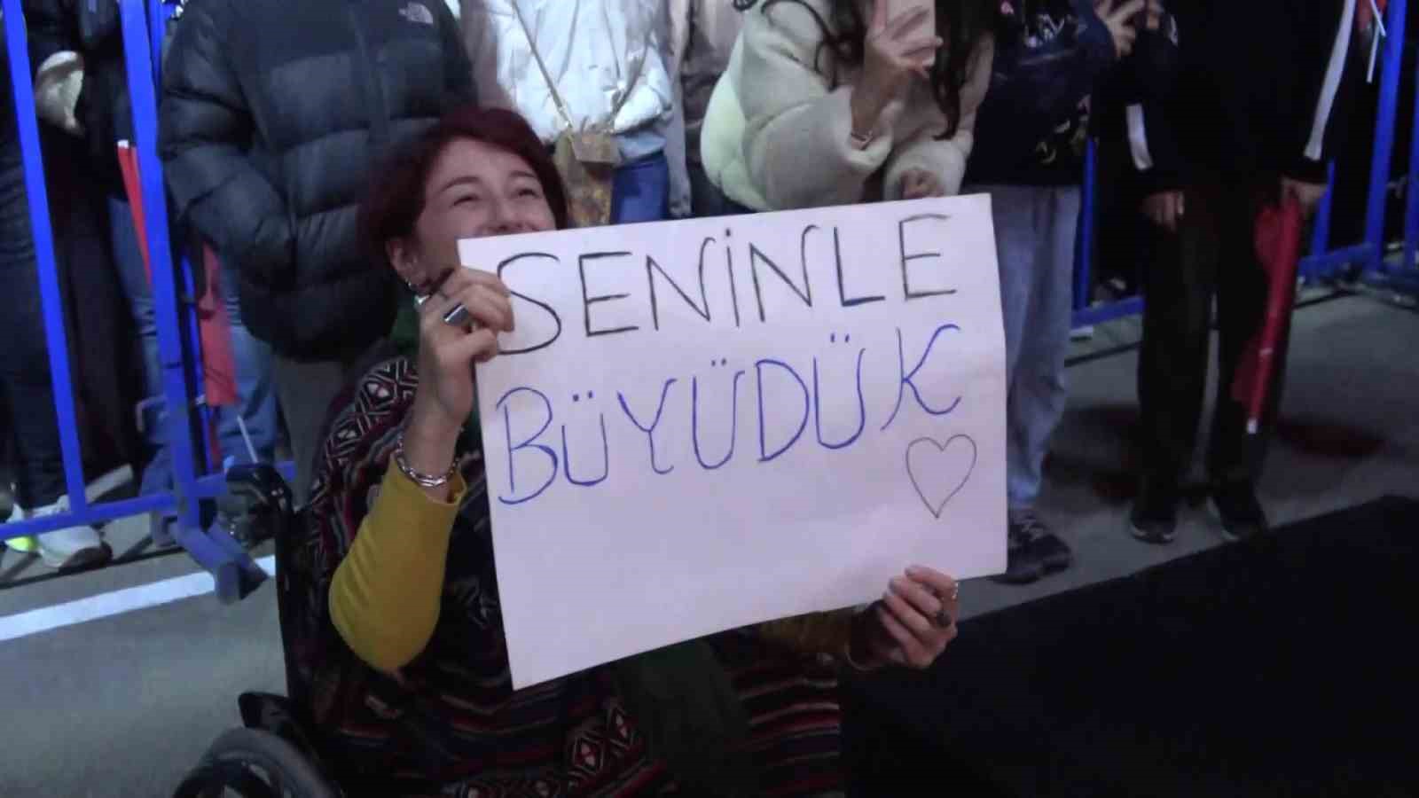 unlu sarkici celik amasya konserinde mahalle muhtariyla sahnede oynadi 8 F81bRI45