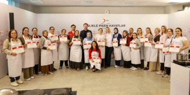 unlu-sef-danilo-zanna-depremzede-kadinlarla-ayni-mutfakta-bulustu-d5yqfMjW.jpg