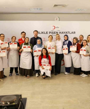 unlu-sef-danilo-zanna-depremzede-kadinlarla-ayni-mutfakta-bulustu-d5yqfMjW.jpg