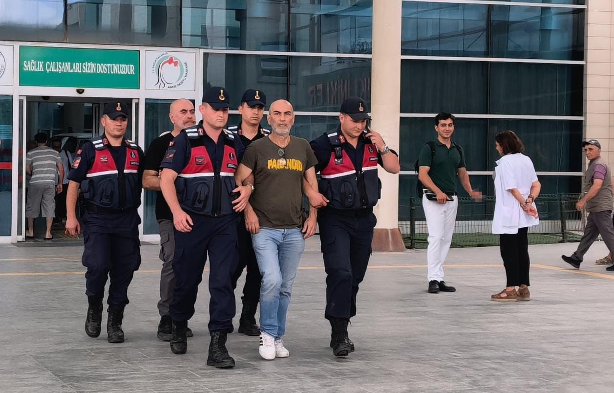 unlu yonetmen ezel akay ve kardesi adliyeye sevk edildi 1 Wjs2jCDg