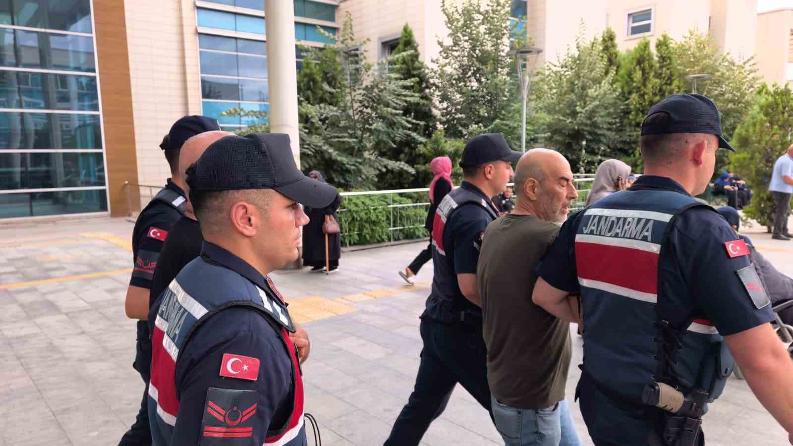 unlu yonetmen ezel akay ve kardesi adliyeye sevk edildi 3 zWK5uhjf