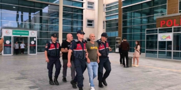 unlu-yonetmen-ezel-akay-ve-kardesi-adliyeye-sevk-edildi-fp8cXEBT.jpg