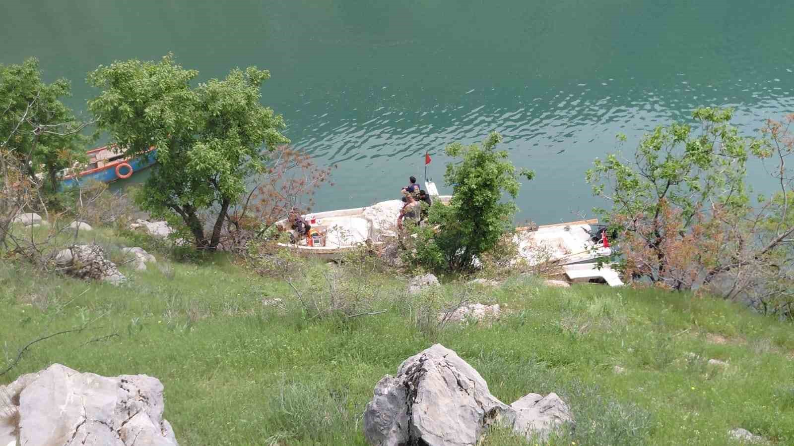 unuttugu esyasini almak icin dondu botla acildigi firat nehrinde kayboldu 0 iMMadKKz