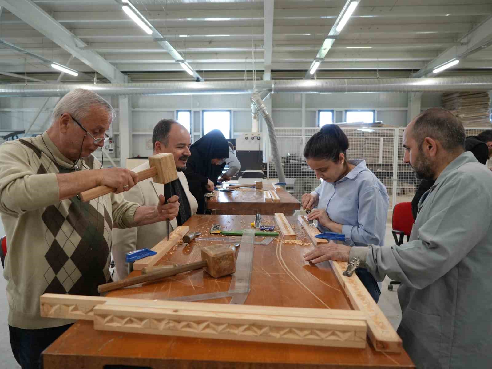 unutulmaya yuz tutan ahsap oyma sanati bu kursla gelecek kusaklara aktariliyor 1 FUqWAs9A