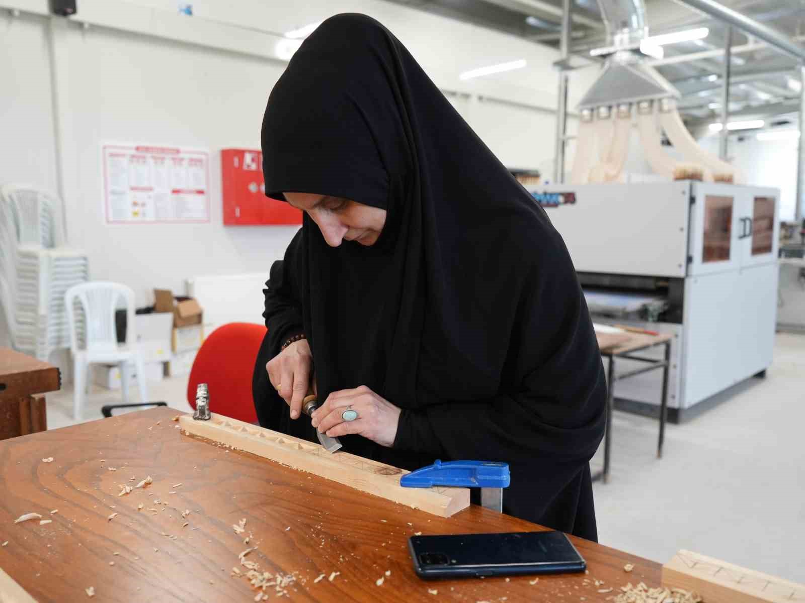 unutulmaya yuz tutan ahsap oyma sanati bu kursla gelecek kusaklara aktariliyor 2 FKBYAhka
