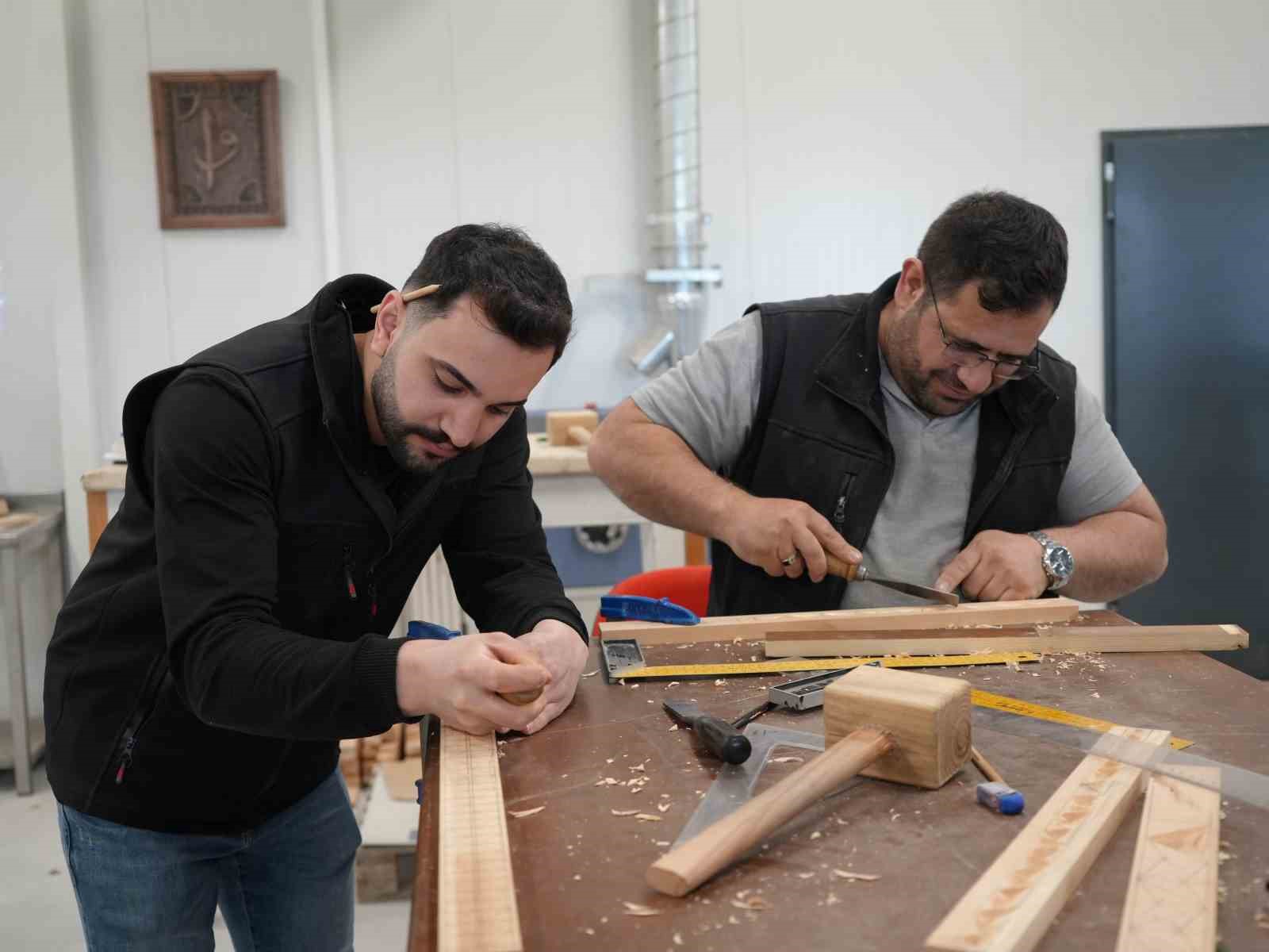 unutulmaya yuz tutan ahsap oyma sanati bu kursla gelecek kusaklara aktariliyor 4 cMzppwg1