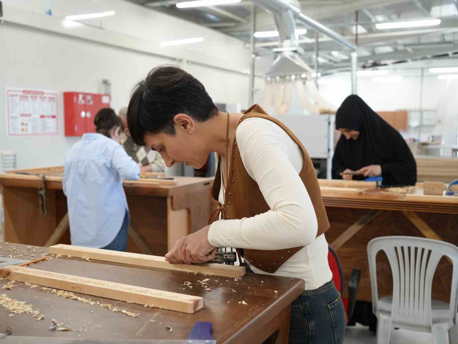 unutulmaya yuz tutan ahsap oyma sanati bu kursla gelecek kusaklara aktariliyor 5 VNcjW9F6