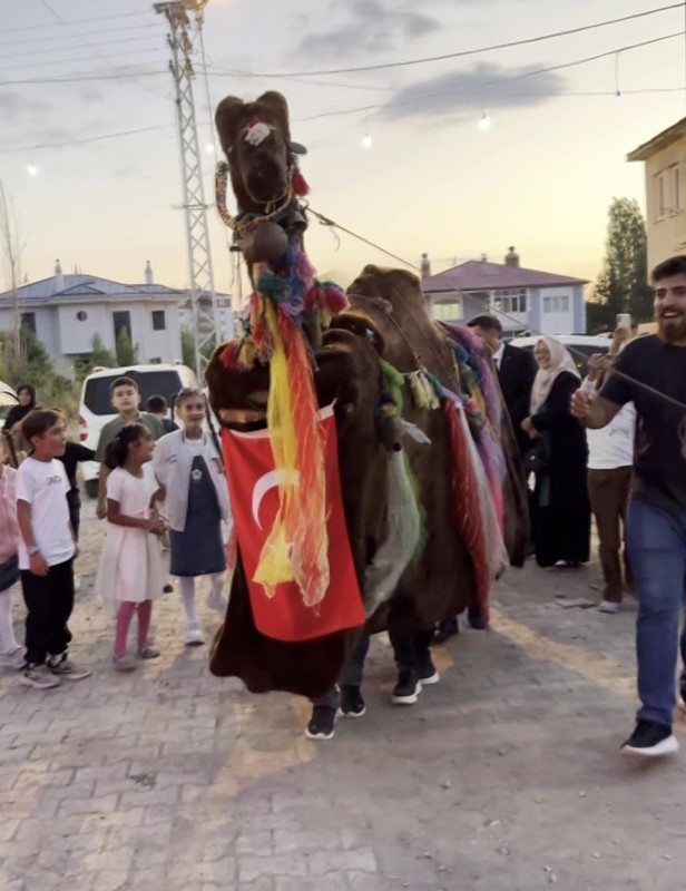 Unutulmaya yüz tutan Türkmen geleneği, düğünde eğlenceli anlar yaşattı 4 unutulmaya yuz tutan turkmen gelenegi dugunde eglenceli anlar yasatti 0 d8UvCHF8