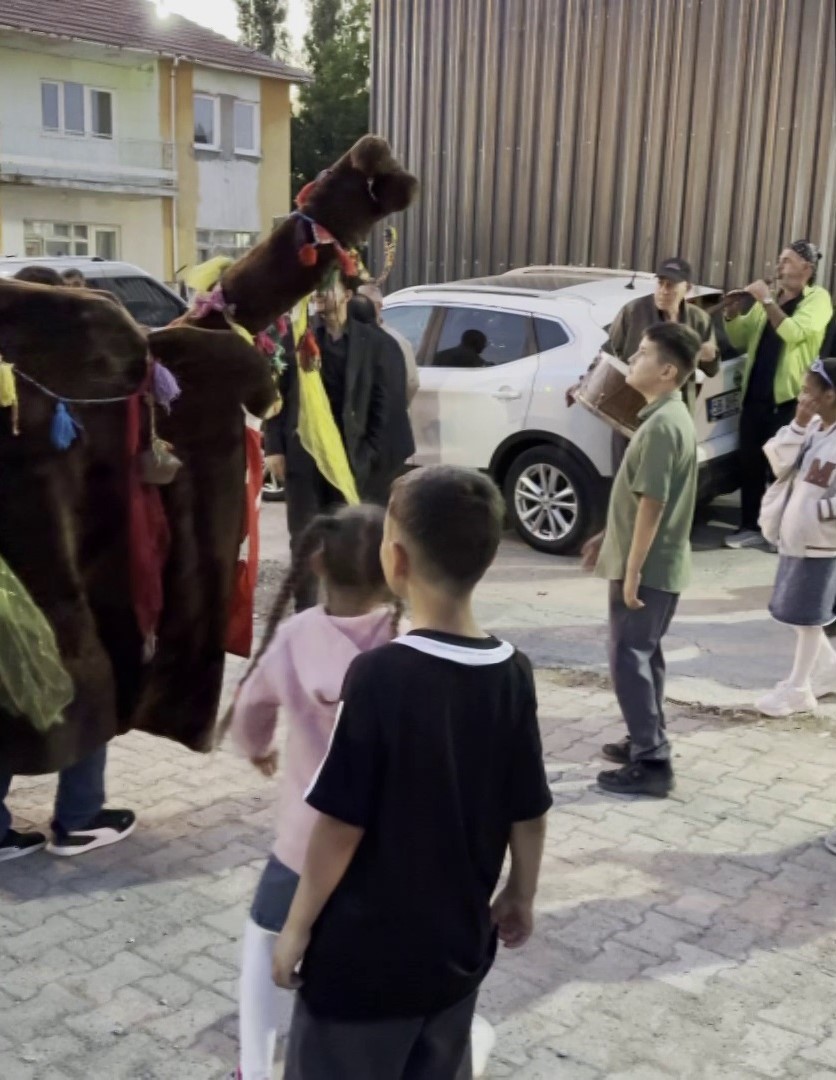 Unutulmaya yüz tutan Türkmen geleneği, düğünde eğlenceli anlar yaşattı 5 unutulmaya yuz tutan turkmen gelenegi dugunde eglenceli anlar yasatti 1 3LsbJcas