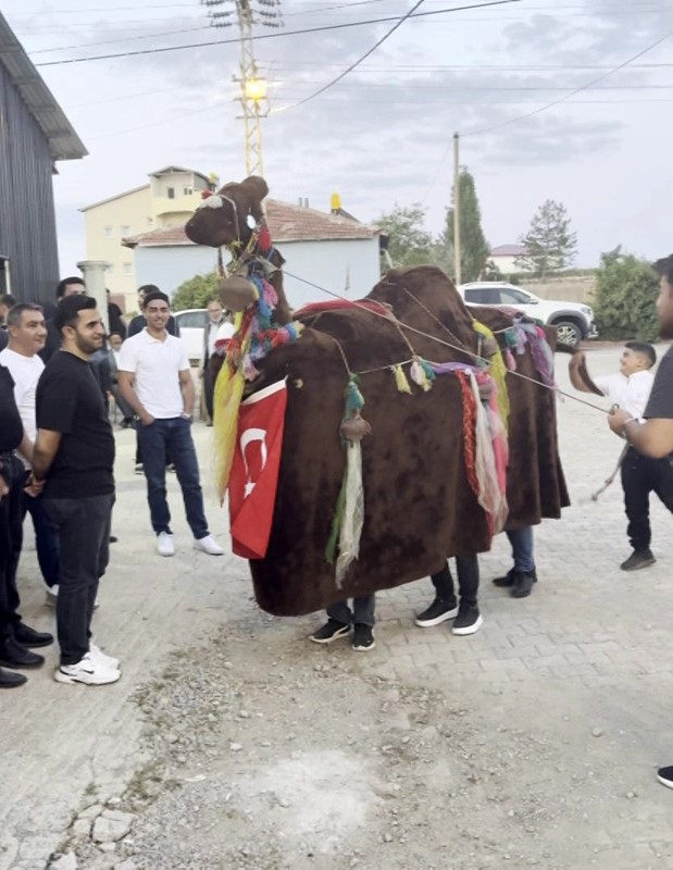 Unutulmaya yüz tutan Türkmen geleneği, düğünde eğlenceli anlar yaşattı 6 unutulmaya yuz tutan turkmen gelenegi dugunde eglenceli anlar yasatti 2 OYhzaOGD