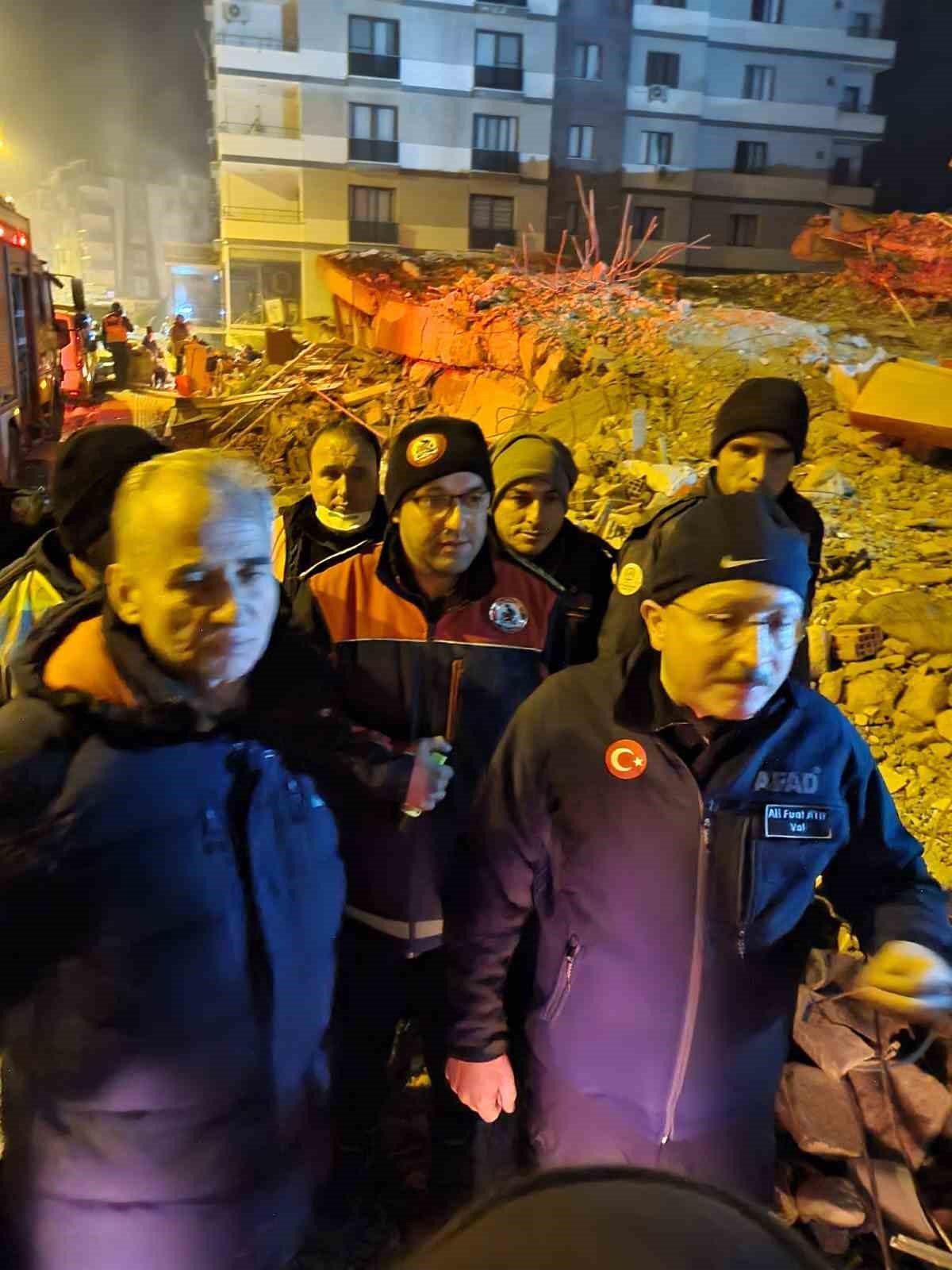 unutulmayan fedakarlik kolunda kemoterapi serumuyla deprem bolgesinde calisti 10