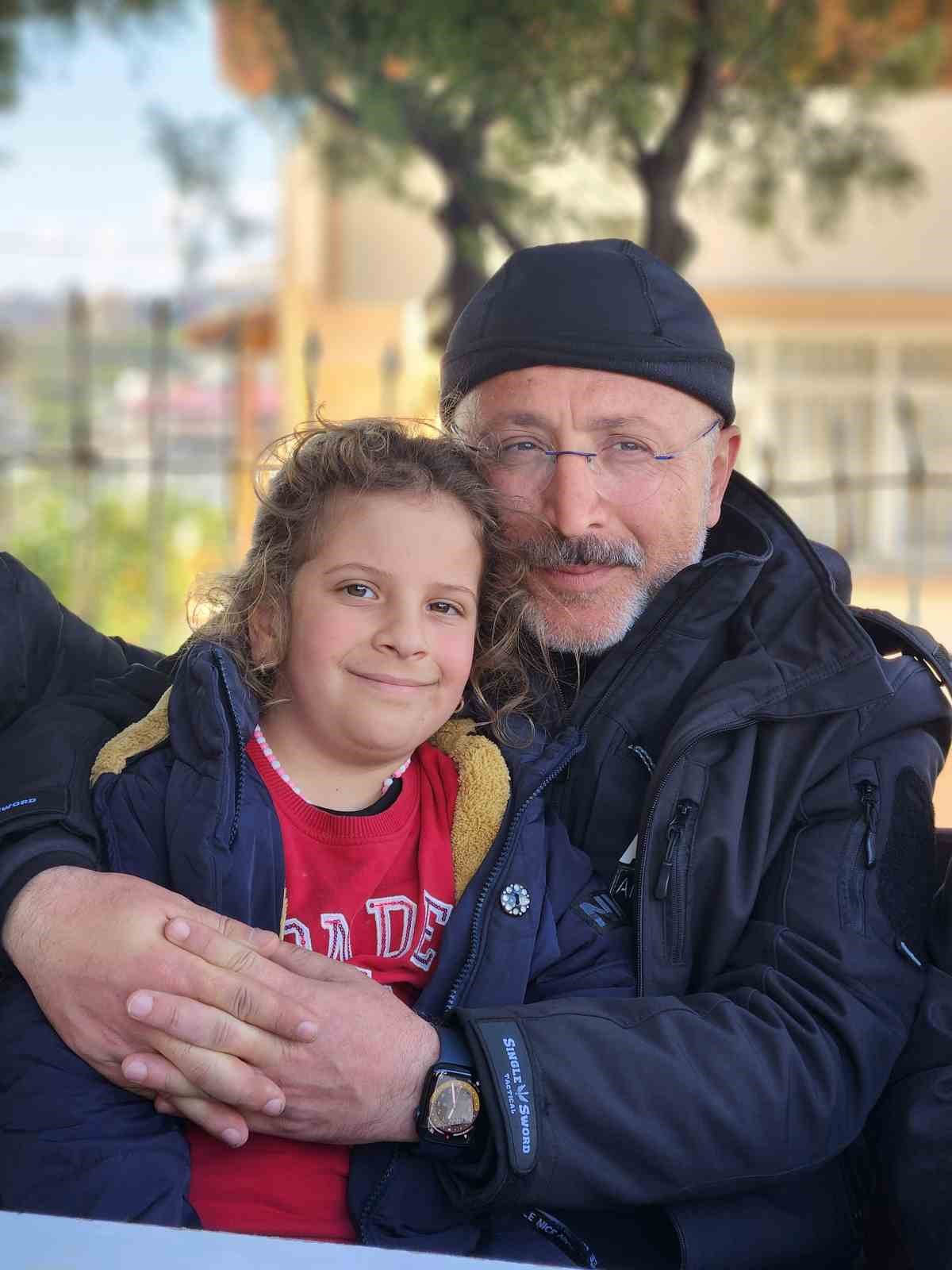 unutulmayan fedakarlik kolunda kemoterapi serumuyla deprem bolgesinde calisti 11 UJszIdBS