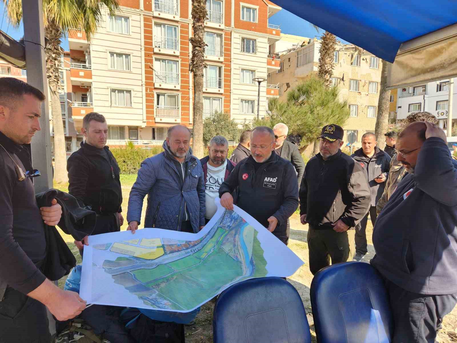 unutulmayan fedakarlik kolunda kemoterapi serumuyla deprem bolgesinde calisti 2 EN2R5VGW