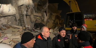 unutulmayan-fedakarlik-kolunda-kemoterapi-serumuyla-deprem-bolgesinde-calisti-SNGHn8FR.jpg