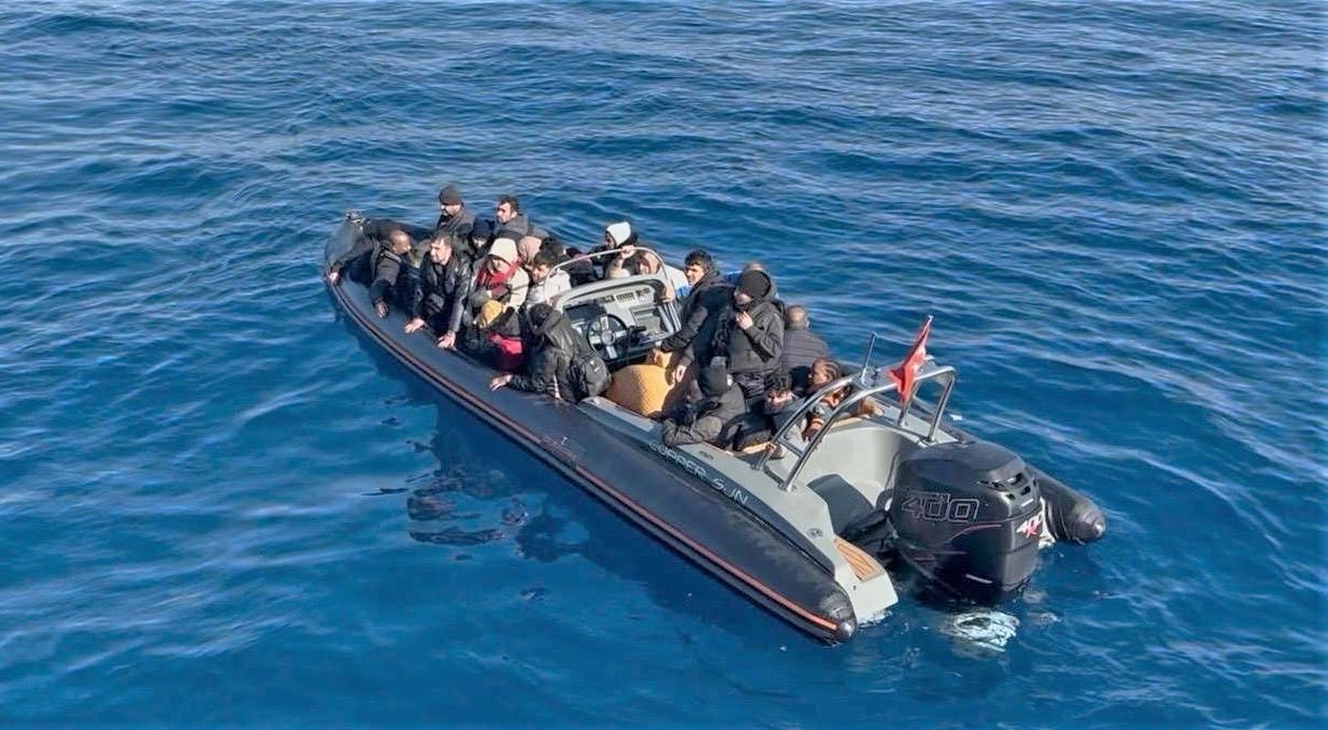 Urla açıklarında 28 düzensiz göçmen yakalandı 4 urla aciklarinda 28 duzensiz gocmen yakalandi 0 kILiAJQP