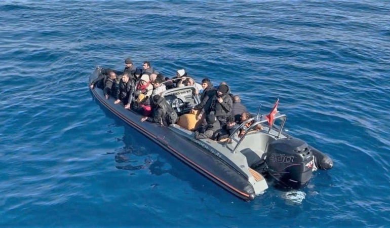 urla-aciklarinda-28-duzensiz-gocmen-yakalandi-RixxZpCu.jpg