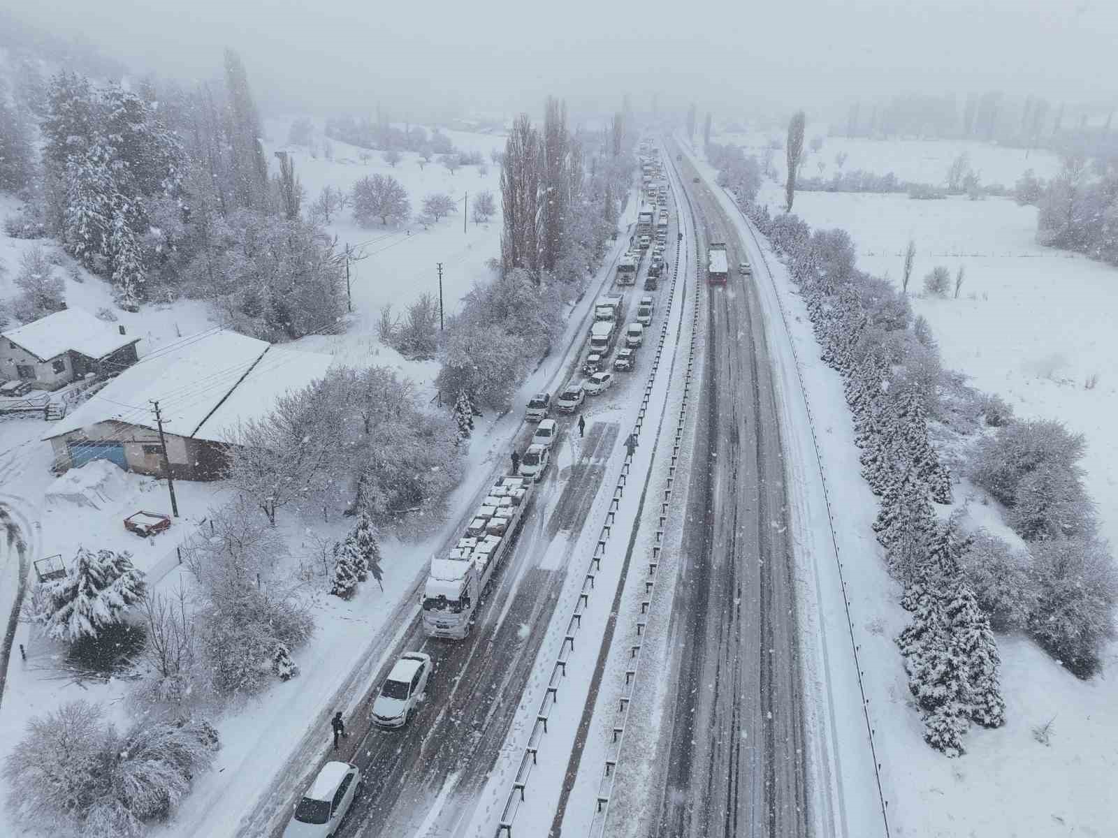 Uşak-Ankara karayolu 3 saat trafiğe kapandı 4 usak ankara karayolu 3 saat trafige kapandi 0 a72f9P1H