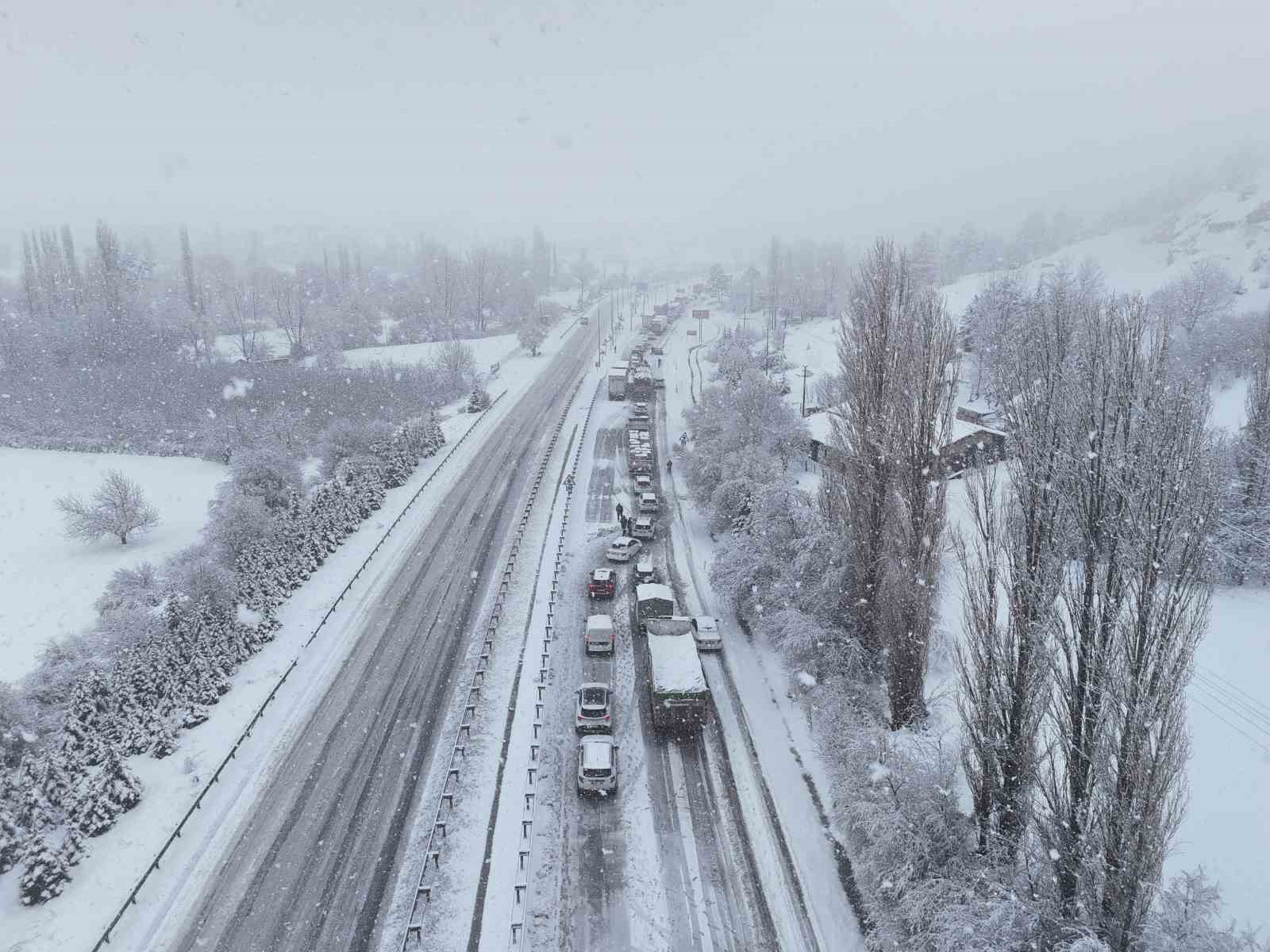 Uşak-Ankara karayolu 3 saat trafiğe kapandı 5 usak ankara karayolu 3 saat trafige kapandi 1 RaSmrK6A