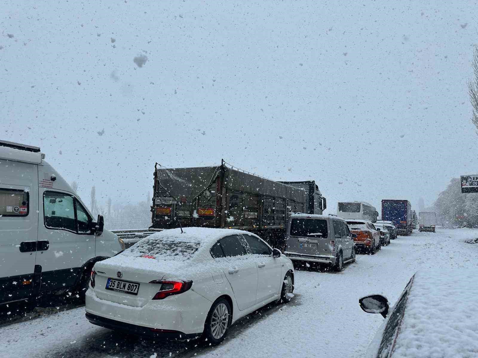 Uşak-Ankara karayolu 3 saat trafiğe kapandı 14 usak ankara karayolu 3 saat trafige kapandi 10