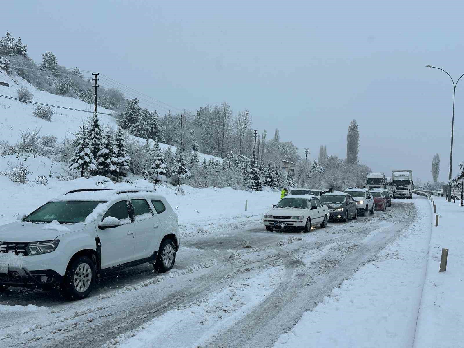 Uşak-Ankara karayolu 3 saat trafiğe kapandı 15 usak ankara karayolu 3 saat trafige kapandi 11 lMgzjHYe