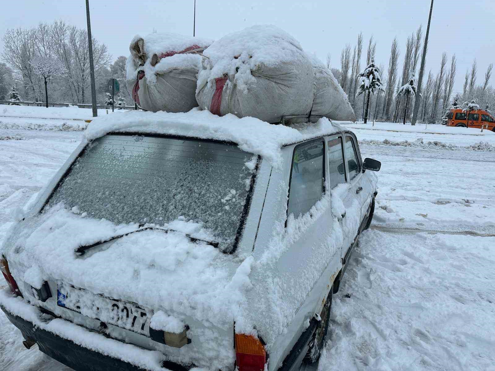 Uşak-Ankara karayolu 3 saat trafiğe kapandı 16 usak ankara karayolu 3 saat trafige kapandi 12 RBl7tJOj