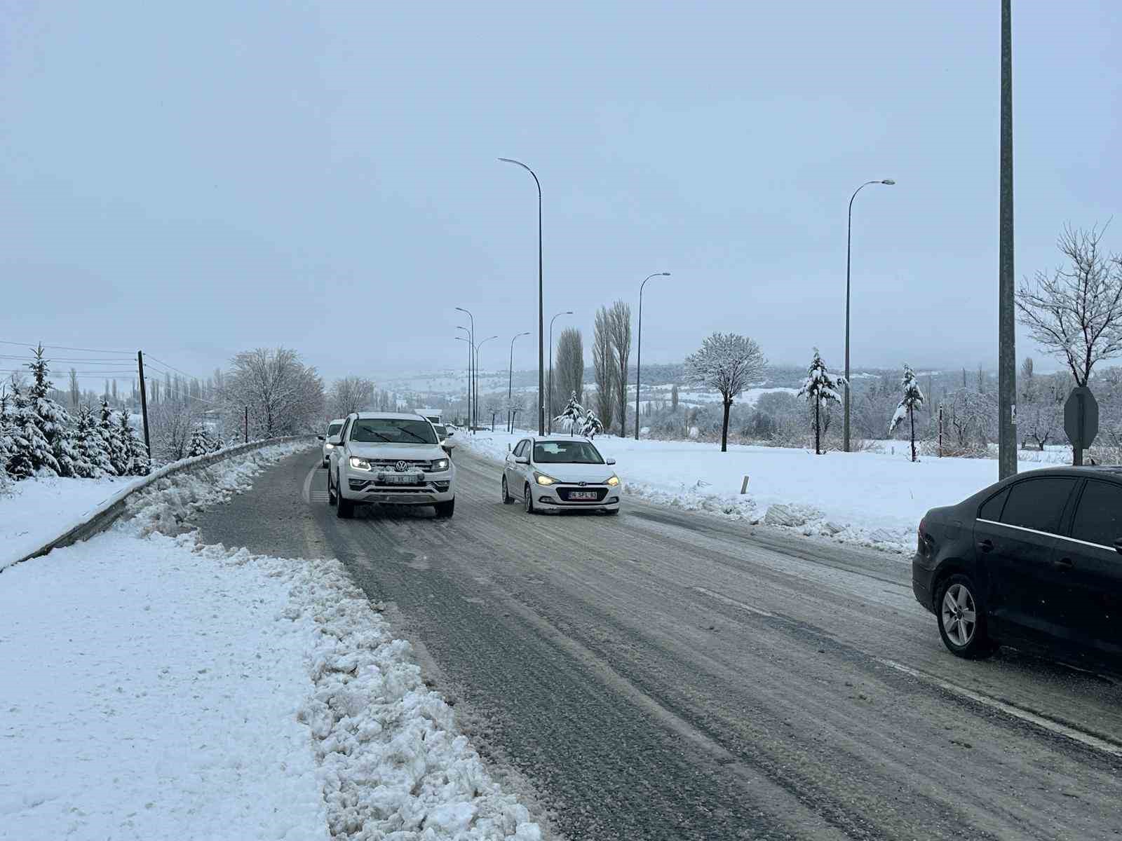 Uşak-Ankara karayolu 3 saat trafiğe kapandı 17 usak ankara karayolu 3 saat trafige kapandi 13