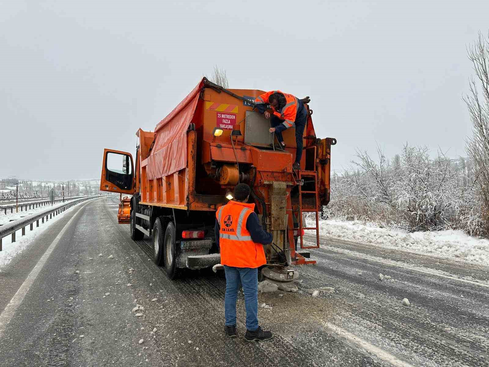 Uşak-Ankara karayolu 3 saat trafiğe kapandı 20 usak ankara karayolu 3 saat trafige kapandi 16 Srv4yWhO