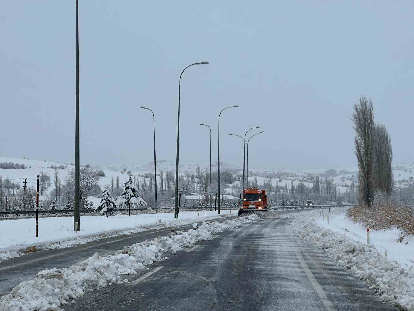 Uşak-Ankara karayolu 3 saat trafiğe kapandı 21 usak ankara karayolu 3 saat trafige kapandi 17 fUiOWcdA
