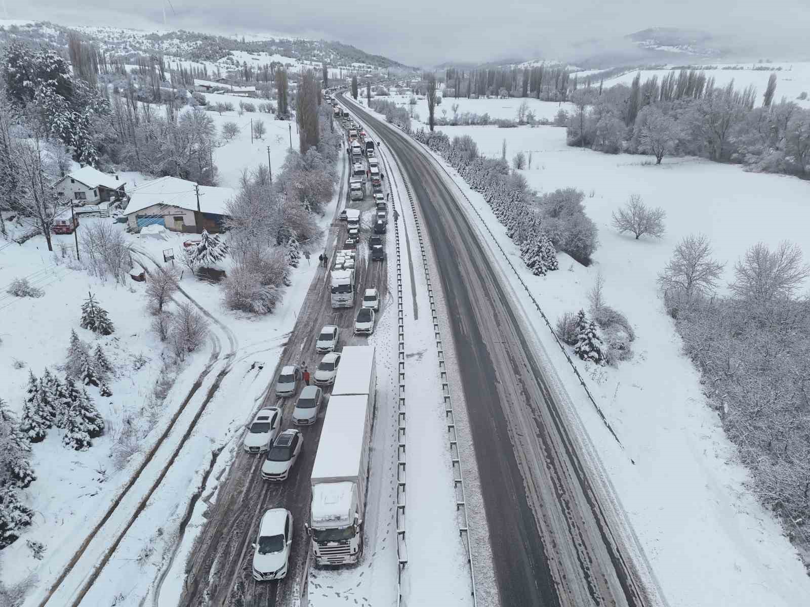 Uşak-Ankara karayolu 3 saat trafiğe kapandı 7 usak ankara karayolu 3 saat trafige kapandi 3 kXC5I54z