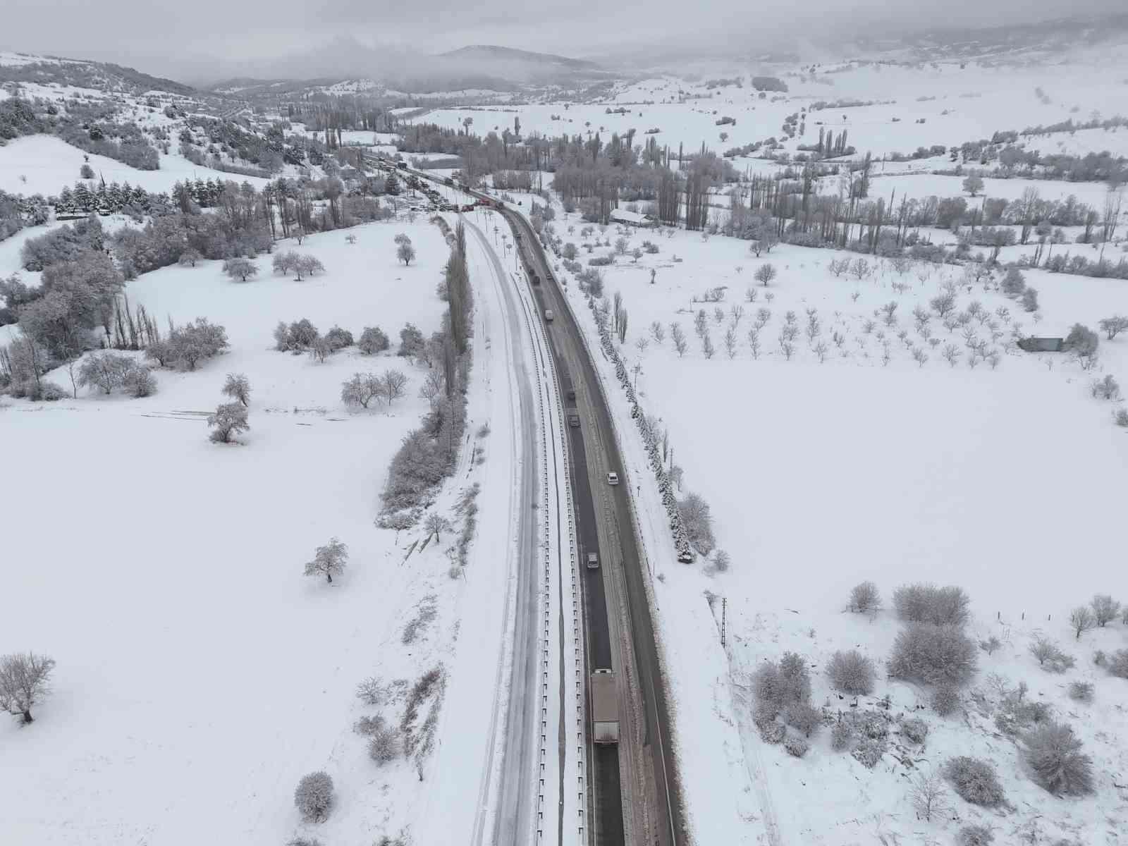 Uşak-Ankara karayolu 3 saat trafiğe kapandı 8 usak ankara karayolu 3 saat trafige kapandi 4 udUJB58c