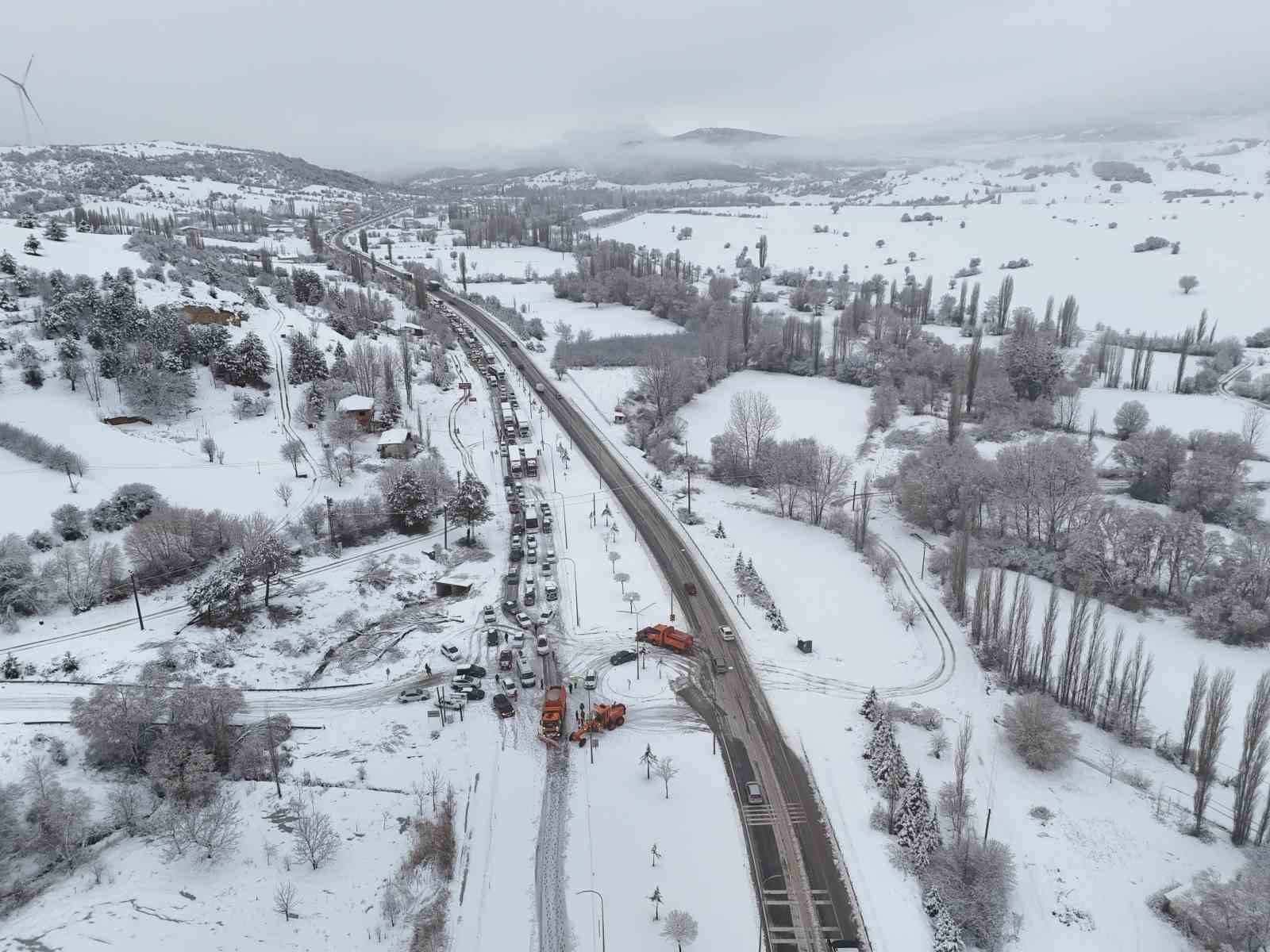 Uşak-Ankara karayolu 3 saat trafiğe kapandı 9 usak ankara karayolu 3 saat trafige kapandi 5