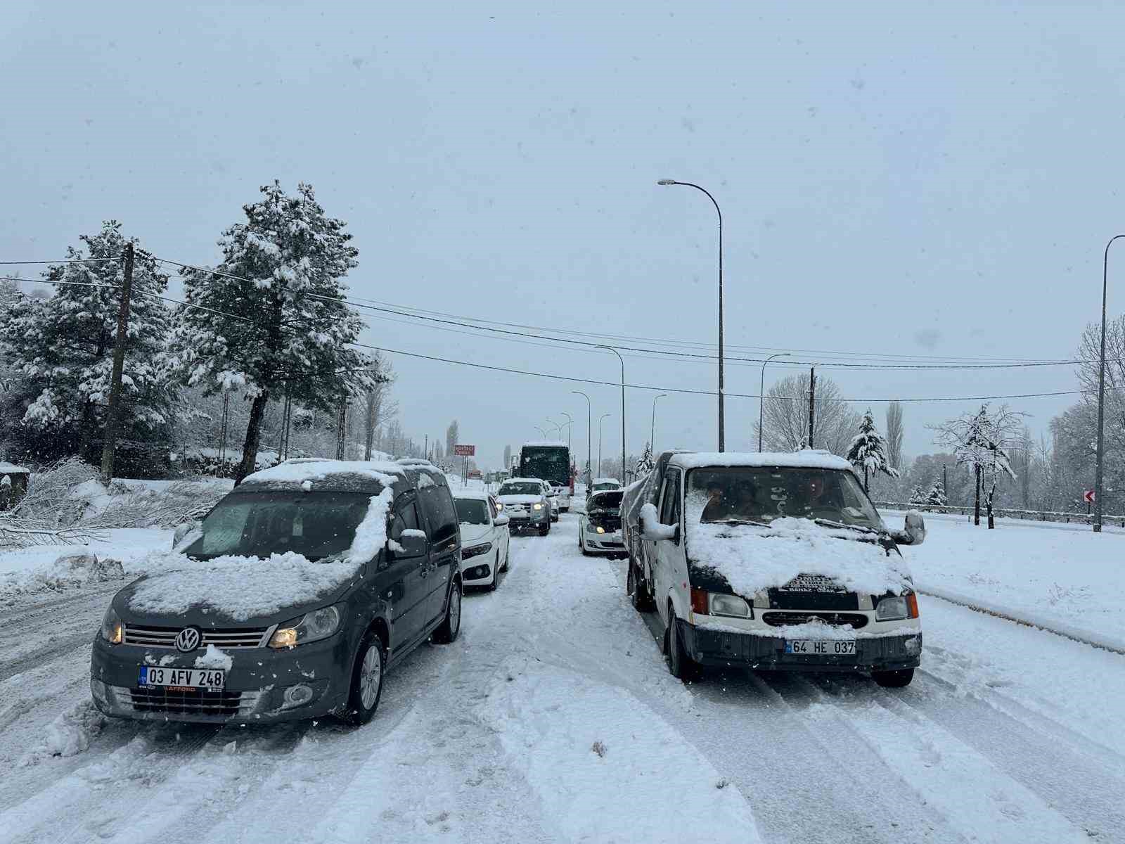 Uşak-Ankara karayolu 3 saat trafiğe kapandı 10 usak ankara karayolu 3 saat trafige kapandi 6 er9q3IcI