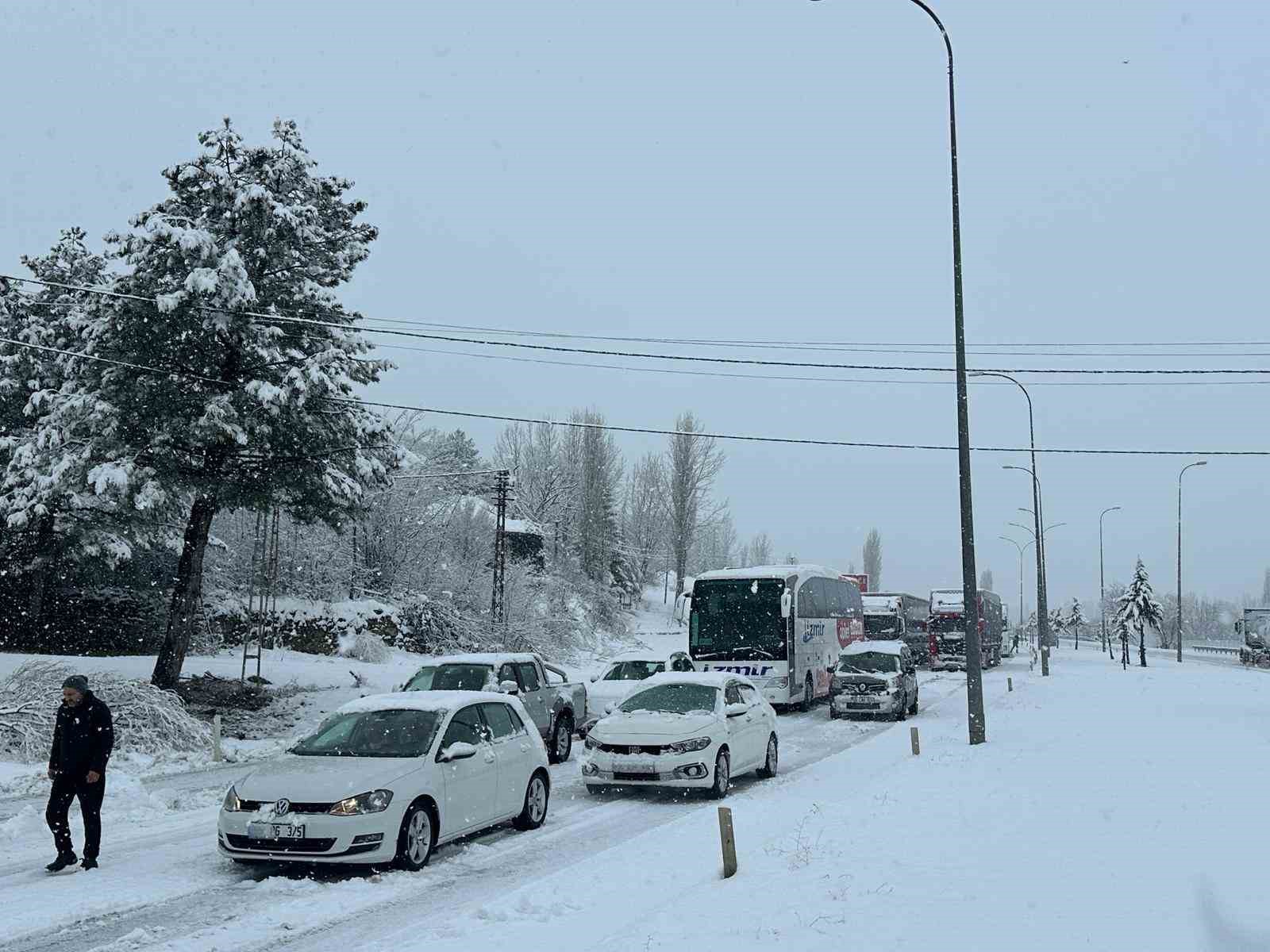 Uşak-Ankara karayolu 3 saat trafiğe kapandı 11 usak ankara karayolu 3 saat trafige kapandi 7 RZd9557S