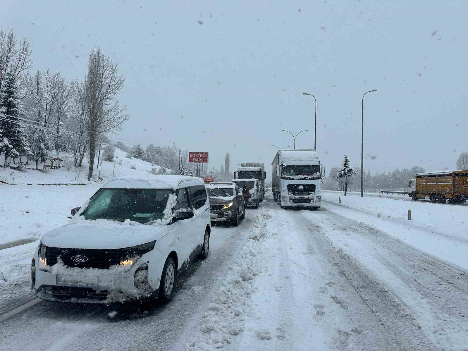 Uşak-Ankara karayolu 3 saat trafiğe kapandı 12 usak ankara karayolu 3 saat trafige kapandi 8 Ss8rvJVQ