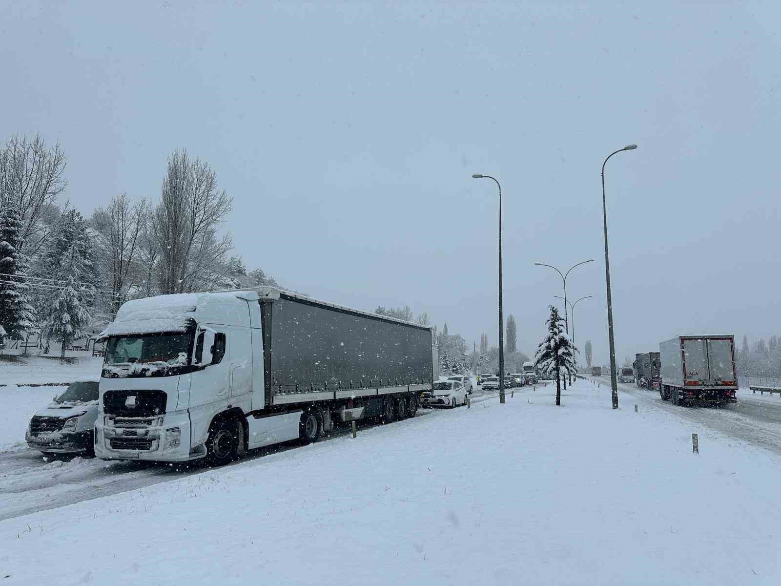 Uşak-Ankara karayolu 3 saat trafiğe kapandı 13 usak ankara karayolu 3 saat trafige kapandi 9 zK5TPLSN