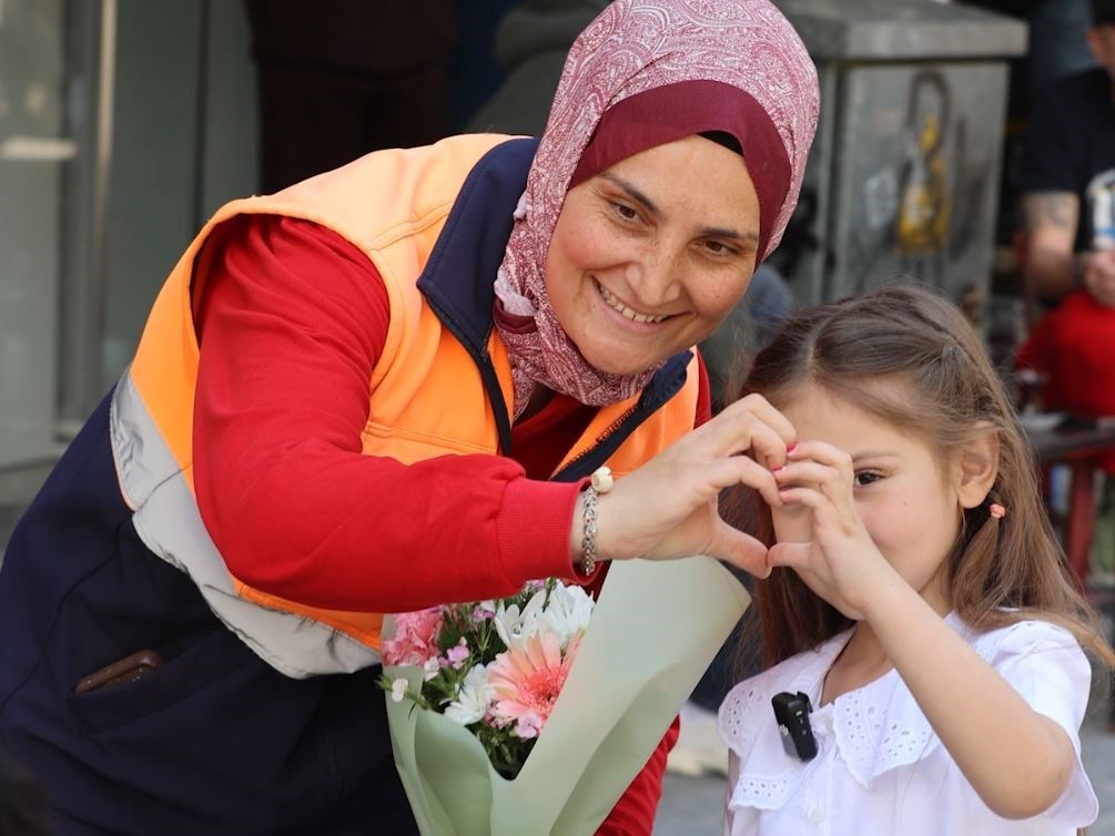Uşak Belediyesi’nden çalışan annelere sürpriz Anneler Günü kutlaması 5 usak belediyesinden calisan annelere surpriz anneler gunu kutlamasi 1 U4NAWiGg