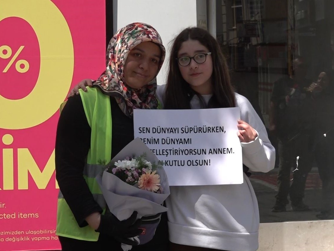 Uşak Belediyesi’nden çalışan annelere sürpriz Anneler Günü kutlaması 7 usak belediyesinden calisan annelere surpriz anneler gunu kutlamasi 3 TMKaY1zP