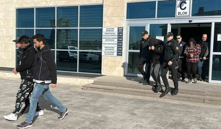 usak-merkezli-5-ilde-dolandiricilik-ve-yasa-disi-bahis-operasyonu-12-tutuklama-Kb3DzA43.jpg
