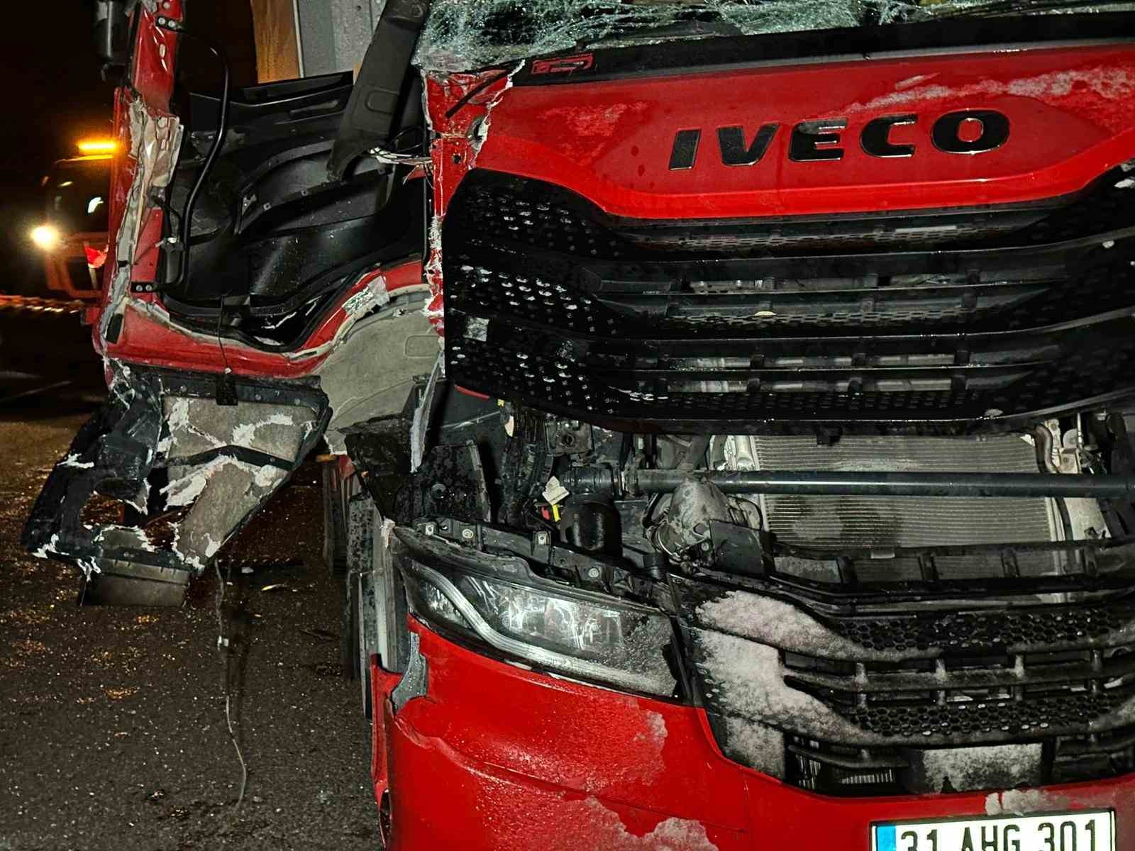 usakta 2 tir carpisti 1 yarali 0 UIedW3Sd