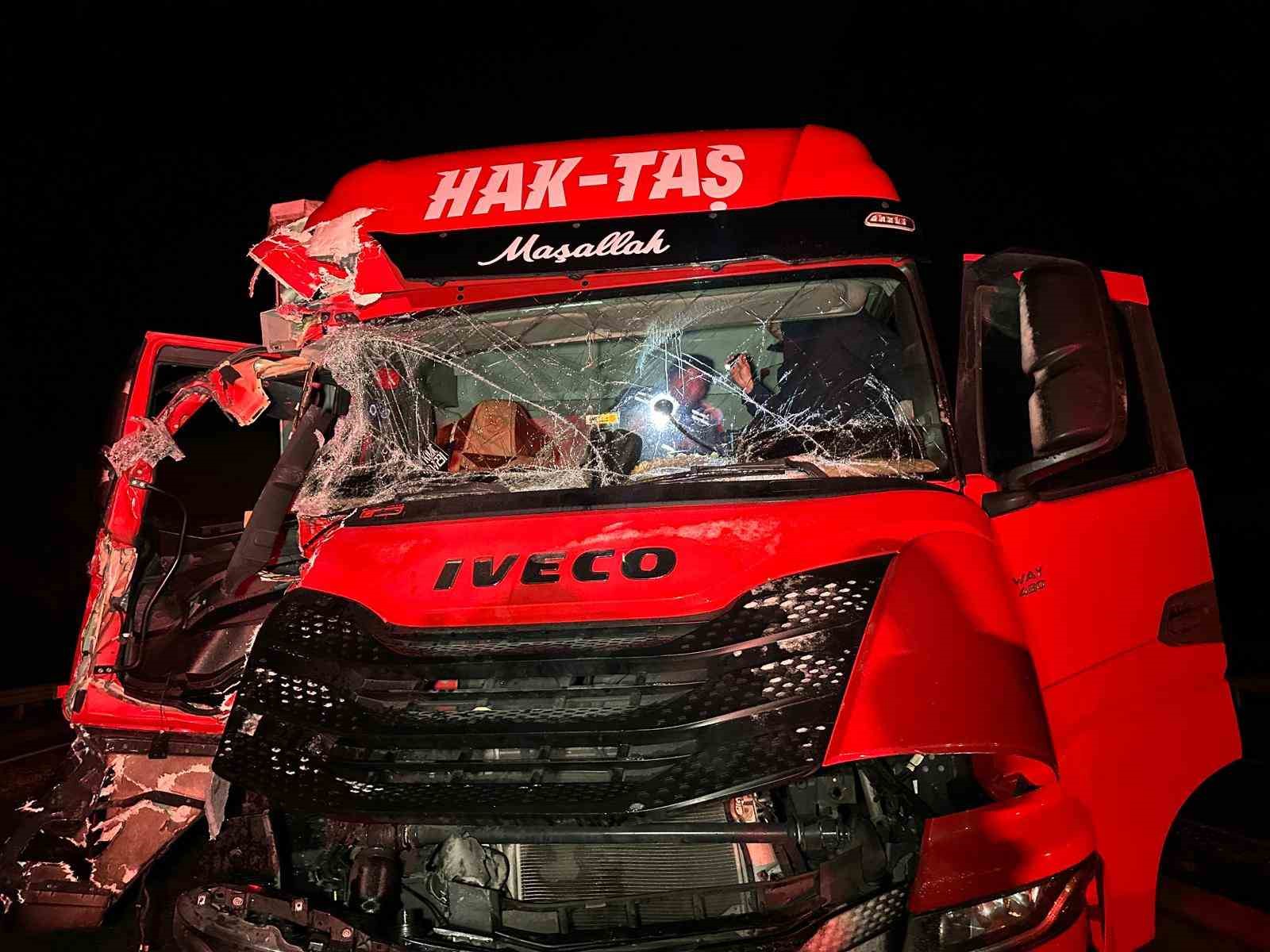 usakta 2 tir carpisti 1 yarali 4 POazRBLr