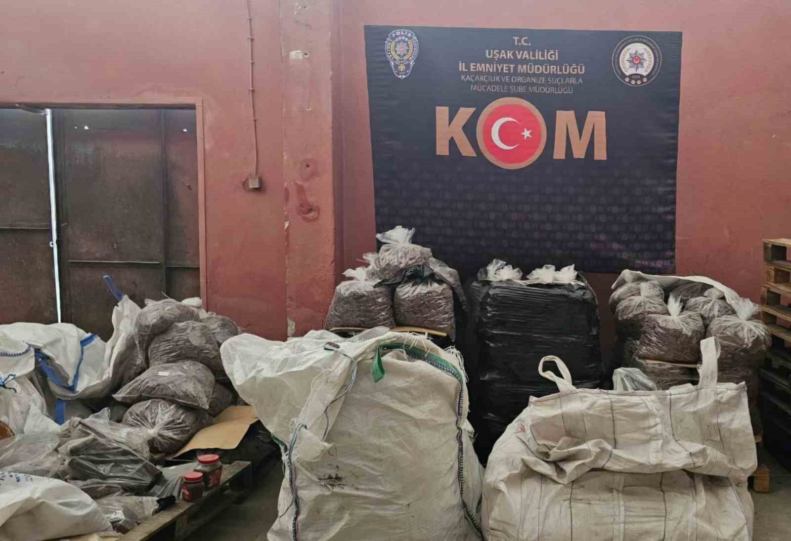 usakta 30 ton bozuk ve tarihi gecmis gida ele gecirildi 3