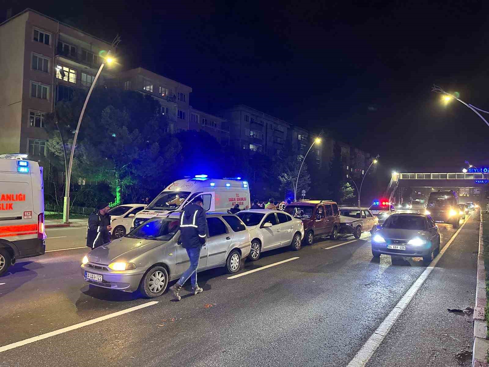 usakta 4 aracli zincirleme kazada 6 kisi yaralandi 2 vaWdpyjM