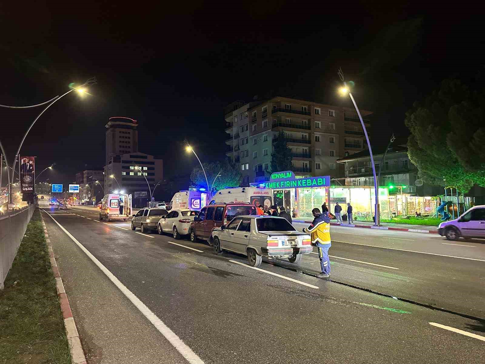 usakta 4 aracli zincirleme kazada 6 kisi yaralandi 3 4YZuStSi