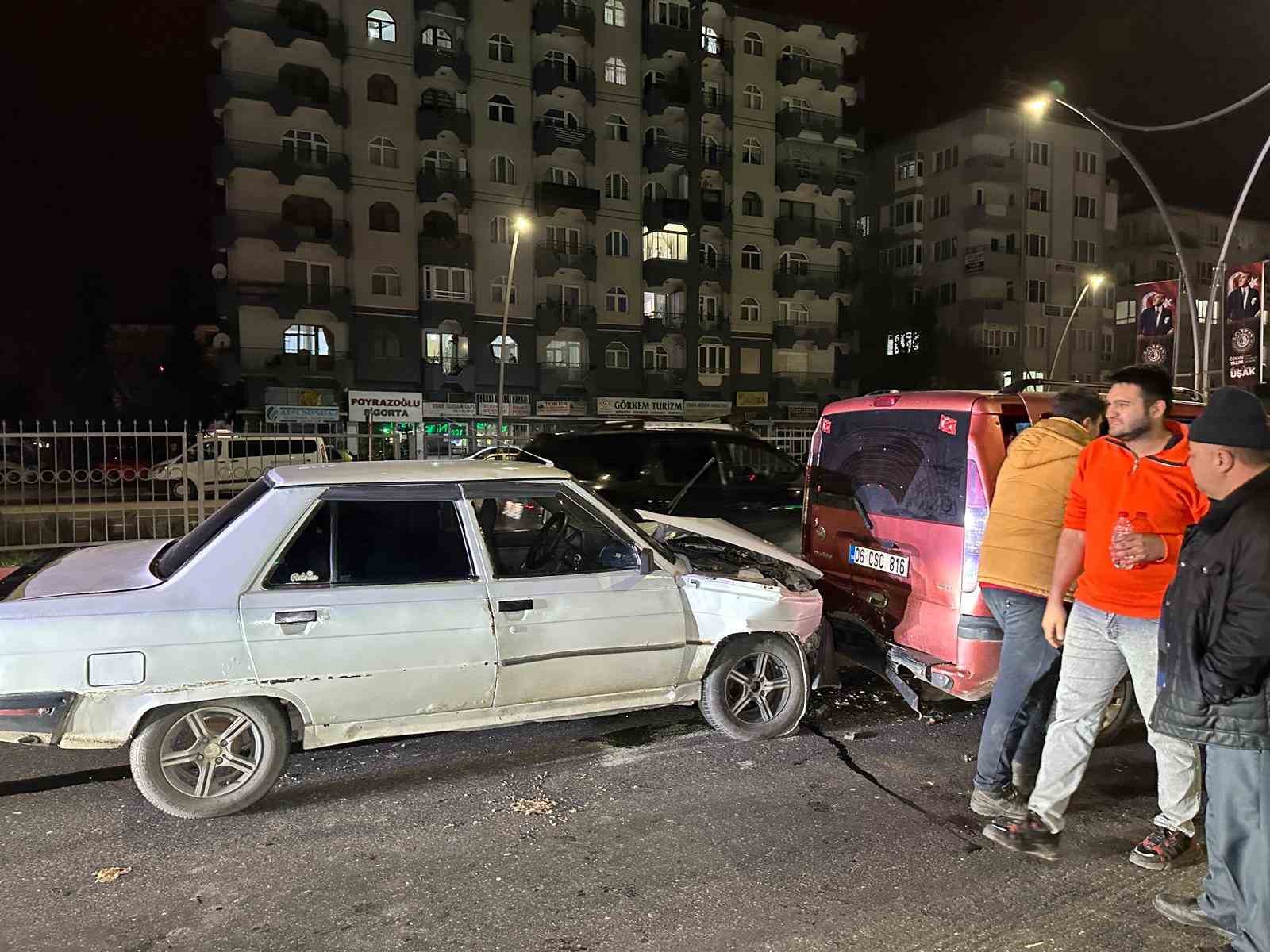 usakta 4 aracli zincirleme kazada 6 kisi yaralandi 4